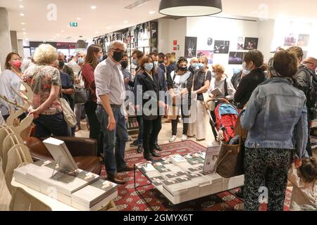 WIDMUNG, ANNE HIDALGO MIT IHREM BUCH IN DER PARISER BUCHHANDLUNG LE DIVAN Stockfoto