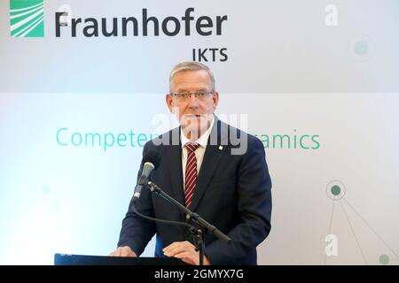 Hermsdorf, Deutschland. September 2021. Andreas Meuer, Fraunhofer-Geschäftsführer Finanzen, spricht bei der Eröffnung des Pilotzentrums für Pulversynthese und Extrusion. Der von Bund und Freistaat Thüringen geförderte 550 Quadratmeter große Neubau ist für Forschungsarbeiten auf dem Gebiet der keramischen Membranen und der stationären Energiespeicherung vorgesehen. Quelle: Bodo Schackow/dpa-zentralbild/ZB/dpa/Alamy Live News Stockfoto