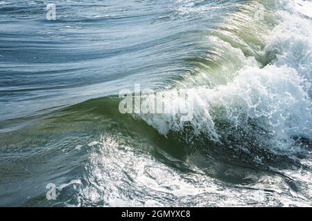 Brechende Welle mit Schaum und Spray auf der Ostsee, Vollformat-Hintergrund für Umwelt- und Tourismusthemen, Kopierraum, Bewegungsunschärfe, ausgewählter Fokus Stockfoto