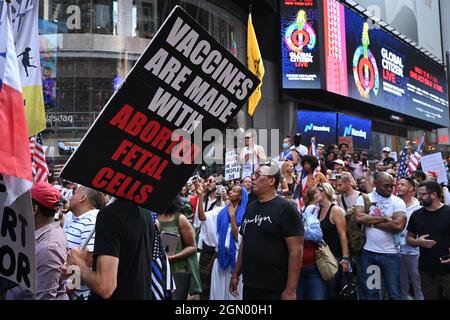 Anti-Impfstoff-Demonstranten versammeln sich am 18. September 2021 in New York auf dem Times Square zu einer Kundgebung gegen Impfmandate. Stockfoto