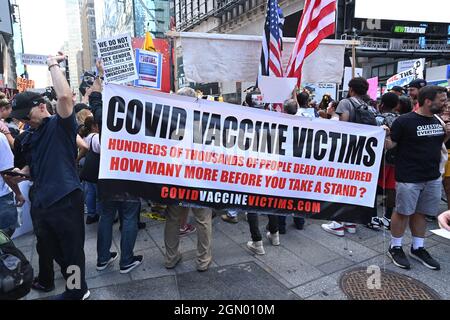 Anti-Impfstoff-Demonstranten versammeln sich am 18. September 2021 in New York auf dem Times Square zu einer Kundgebung gegen Impfmandate. Stockfoto