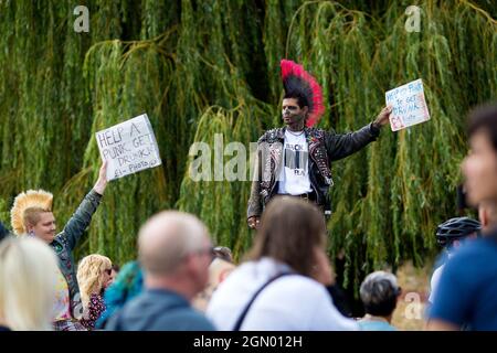 Menschen gegen Covid-19-Impfmandate und Gesundheitspass marschieren während einer Kundgebung für Freiheit in London am Samstag, den 18. September 2021, an Punkrockern vorbei Stockfoto