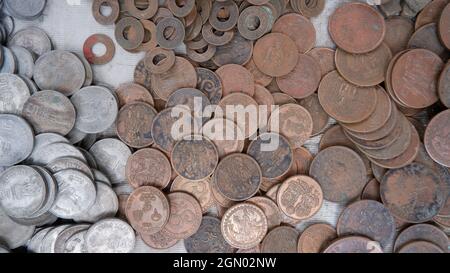 Messingmünzen der halben Anna mit einer Paise und fünf Rupien-Münzen. Alte Währungsmünzen. Stockfoto