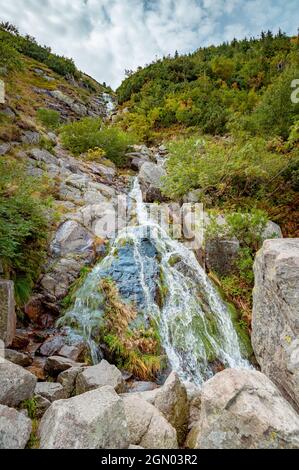 Lomiczka Wasserfall im polnischen Teil der Karkonosze Moutains, in der Nähe von Sniezka. Gebirgsfluss im Nationalpark Karkonosze, Polen. Stockfoto