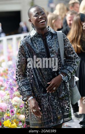 Düsseldorf, Deutschland. September 2021. Model Aminata Sanogo kommt beim 'Miss Dior Millefiori Pop-Up' in der Königsallee an. Quelle: Henning Kaiser/dpa/Alamy Live News Stockfoto