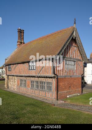 Moot Hall - das Aldeburgh Museum in Aldeburgh Suffolk, England, gilt als eines der am besten erhaltenen öffentlichen Tudor-Gebäude in Großbritannien Stockfoto