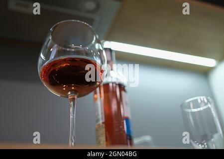 Nahaufnahme eines Glaskeletts mit Rosenwein aus der unteren Ansicht Stockfoto