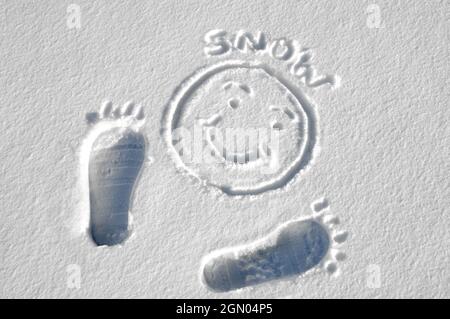 Neues Design für einen Schneemann ist einfach, es im Schnee zu ziehen; dann fügen Sie Fußabdruck-Hände "Schnee" Haar und Schneemann ist fertig. Stockfoto