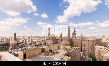 Tagesaufnahme von Minaretten und Kuppeln der Sultan Hasan Moschee und der Al Rifai Moschee in Kairo, Ägypten Stockfoto