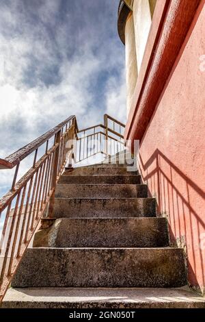 Eine Treppe mit einem rostigen Geländer führt zum Leuchtturm am Coquille River, Oregon Stockfoto