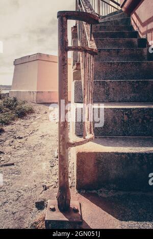 Eine Treppe mit einem rostigen Geländer führt zum Leuchtturm am Coquille River, Oregon Stockfoto