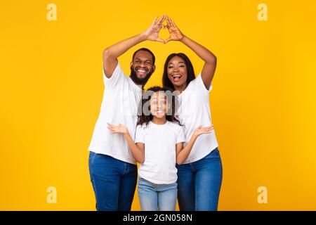 Afroamerikanische Eltern zeigen Herzsymbol mit Fingern Stockfoto