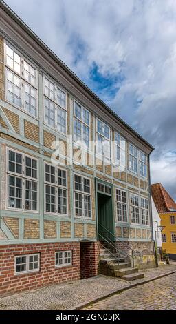 Fachwerkhaus mit großen Fenstern in der Fassade mit Spiegelungen des blauen Himmels, Haderslev, Dänemark, 26. August 2021 Stockfoto