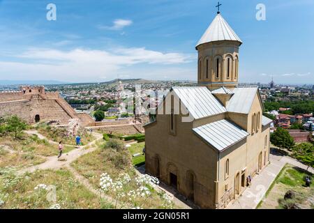 Tiflis, Georgien - 15. Juni 2016: St. Nikolaus Kirche in Narikala Festung und Panoramablick auf Tiflis, Georgien Stockfoto