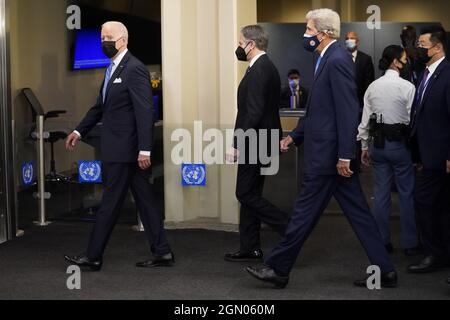 New York, Usa. September 2021. Präsident Joe Biden (L) neben Antony Blinken der US-Außenminister (C) und John Kerry, Sonderbeauftragter des US-Präsidenten für Klima (R), verlassen das Land, nachdem er am Dienstag, dem 21. September 2021, bei der 76. Sitzung der UN-Generalversammlung in New York City gesprochen hatte. (Pool-Foto von John Minchillo/UPI) Quelle: UPI/Alamy Live News Stockfoto