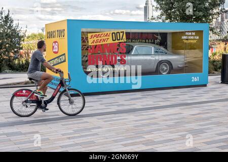 James Bond 007 Aston Martin DB5 zeigt auf der Battersea Power Station Development South London UK Stockfoto