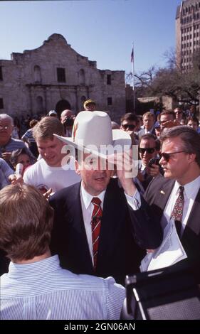 San Antonio Texas USA, 1992: Der konservative Kommentator Pat Buchanan besucht die Alamo in der Innenstadt während eines Wahlkampfstopps in seiner Präsidentschaftswahl. ©Bob Daemmrich Stockfoto