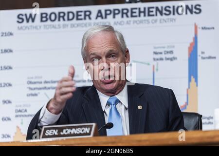 Der republikanische Senator aus Wisconsin, Ron Johnson, grillt während einer Anhörung über Terrorbedrohungen gegen die USA im Dirksen Senate Office Building in Washington, DC, USA, am 21. September 2021 den Heimatsicherheitsminister Alejandro Mayorkas über den Anstieg der Migranten an der US-Grenze. Foto von Jim Lo Scalzo/Pool/ABACAPRESS.COM Stockfoto