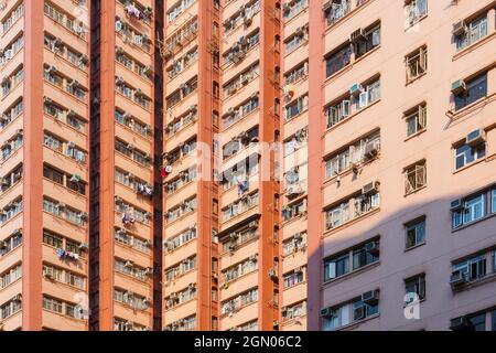 Nahaufnahme eines dicht besiedelten Wohnhauses in Hongkong, China Stockfoto