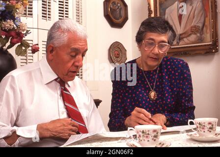 San Antonio Texas USA, 1990: Herr und Frau George Cisneros, Eltern des ehemaligen Bürgermeisters von San Antonio, Henry Cisneros, füllen ihre Volkszählungsformulare für 1990 aus. ©Bob Daemmrich Stockfoto