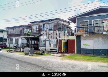 GEORGETOWN, GUYANA - 10. AUGUST 2015: Alte Holzhäuser in Georgetown, der Hauptstadt von Guyana. Stockfoto