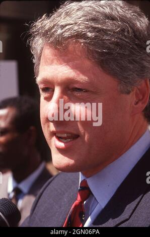 Austin Texas USA, 1992: Bill CLINTON, Gouverneur von Arkansas, Kandidat der Demokraten für das Präsidentenamt, spricht bei einer Wahlkampfkundgebung vor dem Texas Capitol. ©Bob Daemmrich Stockfoto