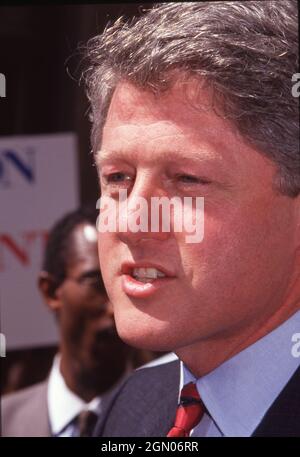 Austin Texas USA, 1992: Bill CLINTON, Gouverneur von Arkansas, Kandidat der Demokraten für das Präsidentenamt, spricht bei einer Wahlkampfkundgebung vor dem Texas Capitol. ©Bob Daemmrich Stockfoto