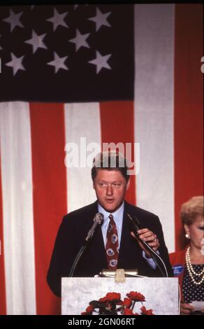 San Antonio Texas USA, 1992: Der demokratische Präsidentschaftskandidat BILL CLINTON hält eine Wahlkampfrede vor einer riesigen amerikanischen Flagge. ©Bob Daemmrich Stockfoto