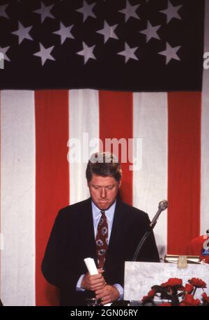 San Antonio Texas USA, 1992: Der demokratische Präsidentschaftskandidat BILL CLINTON hält eine Wahlkampfrede vor einer riesigen amerikanischen Flagge. ©Bob Daemmrich Stockfoto