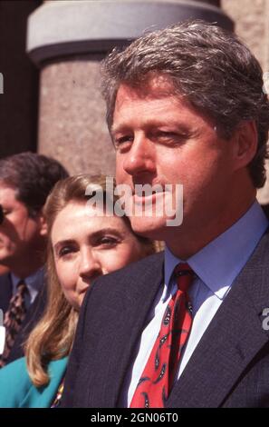 Austin Texas USA, 1992: Der Gouverneur von Arkansas, BILL CLINTON, der Präsidentschaftskandidat der Demokraten, spricht bei einer Wahlkampfveranstaltung vor dem Texas Capitol mit seiner Frau Hillary Rodham Clinton an seiner Seite. ©Bob Daemmrich Stockfoto