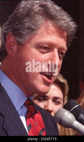 Austin Texas USA, 1992: Der Gouverneur von Arkansas, BILL CLINTON, der Präsidentschaftskandidat der Demokraten, spricht bei einer Wahlkampfveranstaltung vor dem Texas Capitol mit seiner Frau Hillary Rodham Clinton an seiner Seite. ©Bob Daemmrich Stockfoto