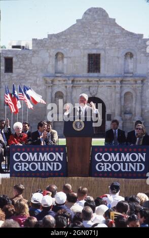 San Antonio Texas USA, 1993: Präs. Bill Clinton spricht während einer Veranstaltung vor dem Alamo in der Innenstadt von San Antonio. Texas Gov. Ann Richards sitzt in der ersten Reihe in einem roten Mantel. ©Bob Daemmrich Stockfoto