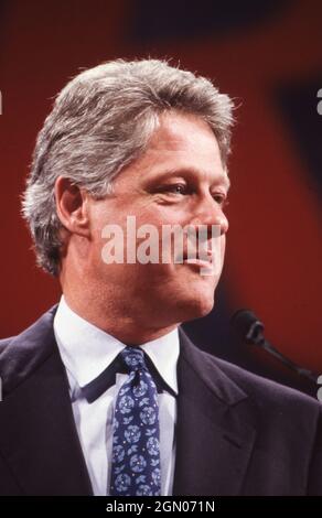 San Antonio Texas USA, 1992: Der demokratische Präsidentschaftskandidat Bill Clinton spricht auf der jährlichen AARP-Konvention. ©Bob Daemmrich Stockfoto