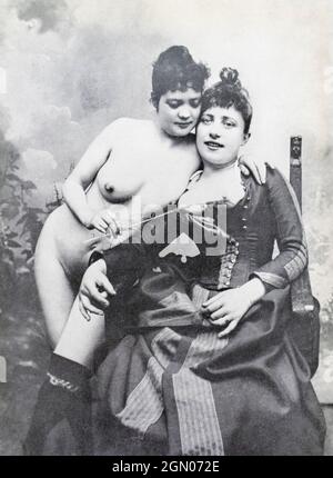 La Goulue (sitzend) und ihre Schwester. La Goulue, Bühnenname für Louise Weber, 1866 - 1929, französische Can-Can-Tänzerin im Moulin Rouge, die in Toulouse-Lautrecs Porträts und Postern zu sehen war. Sie war bekannt als die Königin von Montmartre. Stockfoto