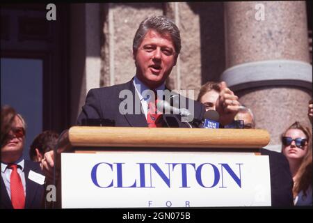 Austin Texas USA, 1992: Bill CLINTON, Gouverneur von Arkansas, Kandidat der Demokraten für das Präsidentenamt, spricht bei einer Wahlkampfkundgebung vor dem Texas Capitol. ©Bob Daemmrich Stockfoto