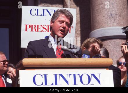 Austin Texas USA, 1992: Bill CLINTON, Gouverneur von Arkansas, Kandidat der Demokraten für das Präsidentenamt, spricht bei einer Wahlkampfkundgebung vor dem Texas Capitol. ©Bob Daemmrich Stockfoto