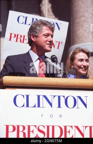 Austin Texas USA, 1992: Der Gouverneur von Arkansas, BILL CLINTON, der Präsidentschaftskandidat der Demokraten, spricht bei einer Wahlkampfveranstaltung vor dem Texas Capitol mit seiner Frau Hillary Rodham Clinton an seiner Seite. ©Bob Daemmrich Stockfoto