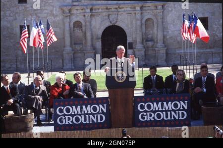 San Antonio Texas USA, 1993: Präs. Bill Clinton spricht während einer Veranstaltung vor dem Alamo in der Innenstadt von San Antonio. Texas Gov. Ann Richards sitzt in der ersten Reihe in einem roten Mantel. ©Bob Daemmrich Stockfoto