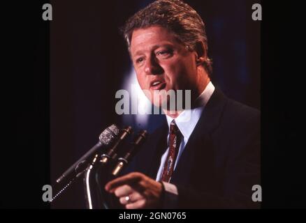 San Antonio Texas USA, 1992: Der demokratische Präsidentschaftskandidat BILL CLINTON hält eine Wahlkampfrede vor einer riesigen texanischen Flagge. ©Bob Daemmrich Stockfoto
