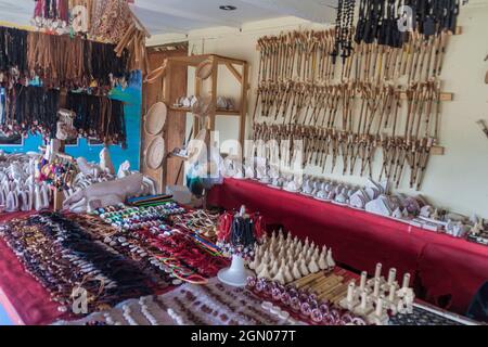 GRAN SABANA, VENEZUELA - 13. AUGUST 2015: Handgemachte Souvenirs zum Verkauf in einem indigenen Dorf in der Region Gran Sabana in Venezuela Stockfoto