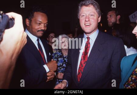 Austin Texas USA, 1992: Demokratischer Präsidentschaftskandidat BILL CLINTON, der vor den Wahlen 1992 mit dem schwarzen Aktivisten JESSE JACKSON im Wahlkampf war. ©Bob Daemmrich Stockfoto