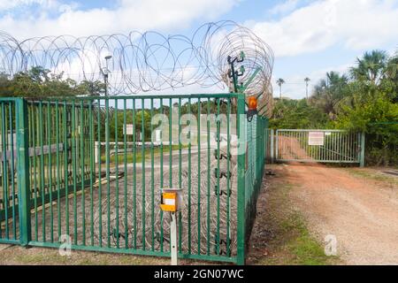 Sicherheitszaun im Centre Spatial Guyanais (Guayana Space Center) in Kourou, Französisch-Guayana Stockfoto