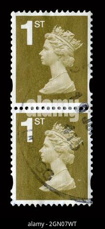 2 STÜCK SET Briefmarken gedruckt in Großbritannien zeigt Bild der Elizabeth II wurde Königin des Vereinigten Königreichs, Kanada, Australien und Neuseeland. Stockfoto