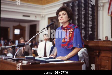 Austin Texas USA, 1989: Die Texas State Rep. Lena Guerrero spricht während der Legislaturperiode in der Kammer des Texas House. ©Bob Daemmrich Stockfoto