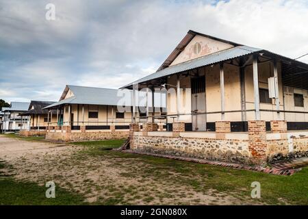 Gebäude eines Gefängnisses Camp de la Transportation in St Laurent du Maroni, Französisch-Guayana Stockfoto