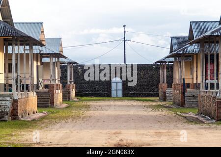 Gebäude eines Gefängnisses Camp de la Transportation in St Laurent du Maroni, Französisch-Guayana Stockfoto