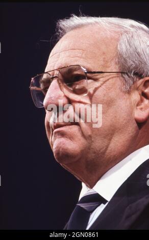 San Antonio Texas USA, 1991: Der Unternehmer und Geschäftsmann Lee Iacocca spricht auf der jährlichen AARP Convention. ©Bob Daemmrich Stockfoto