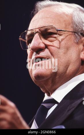 San Antonio Texas USA, 1991: Der Unternehmer und Geschäftsmann Lee Iacocca spricht auf der jährlichen AARP Convention. ©Bob Daemmrich Stockfoto