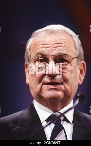 San Antonio Texas USA, 1991: Der Unternehmer und Geschäftsmann Lee Iacocca spricht auf der jährlichen AARP Convention. ©Bob Daemmrich Stockfoto