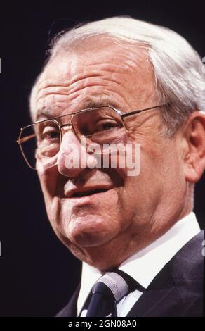 San Antonio Texas USA, 1991: Der Unternehmer und Geschäftsmann Lee Iacocca spricht auf der jährlichen AARP Convention. ©Bob Daemmrich Stockfoto